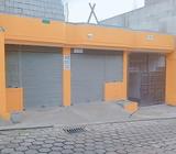 Esta hubicado en la Loma De Puengasi en la via principal de la avenida Simon Bolivar