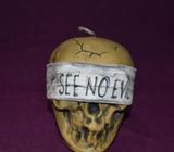 VELA FORMA DE CRÁNEO CON MENSAJE EN INGLES NO VEAS LA MALDAD