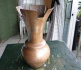Florero de bronce