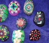MANDALAS PINTADOS EN PIEDRA