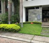 Venta de Casa en la Urb. Laguna del Sol, Samborondon, cerca del Village Plaza