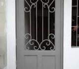 Puertas ventanas de hierro forjado y puertas enrollables