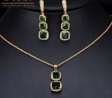 Juego de collar y aretes con piedras de circon verde